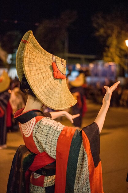 Photo side view of woman wearing hat on street in city