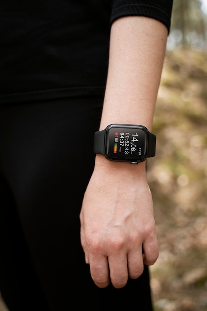 Photo side view woman wearing watch