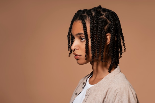 Foto donna di vista laterale con acconciatura afro