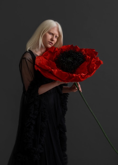 Photo side view woman with albinism posing in studio