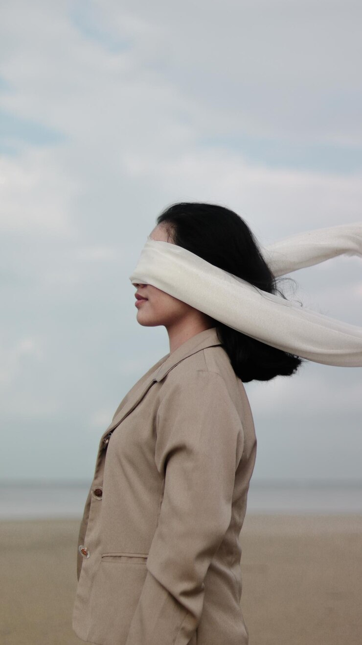 Photo 해변 에 서 있는 눈 을 감고 있는 여자 의 면
