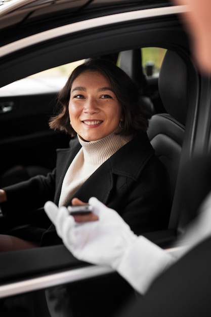 Photo side view woman with car