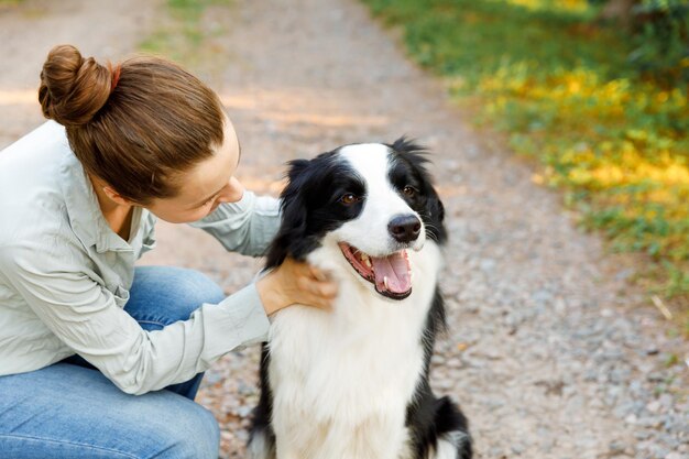 Foto vista laterale di una donna con un cane