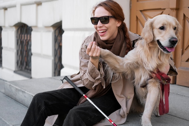 Foto donna di vista laterale con il cane di servizio