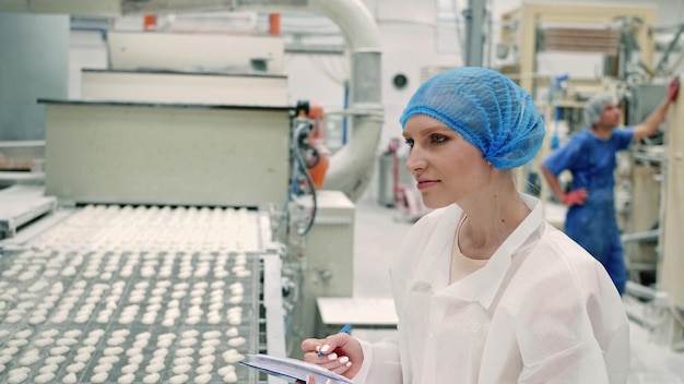 Foto vista laterale di una donna che lavora in fabbrica