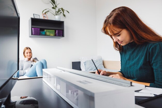 Photo side view of woman working at home