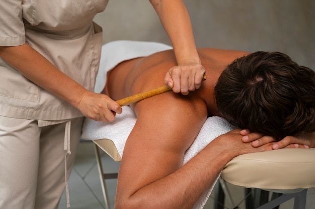 Photo side view woman working at a spa