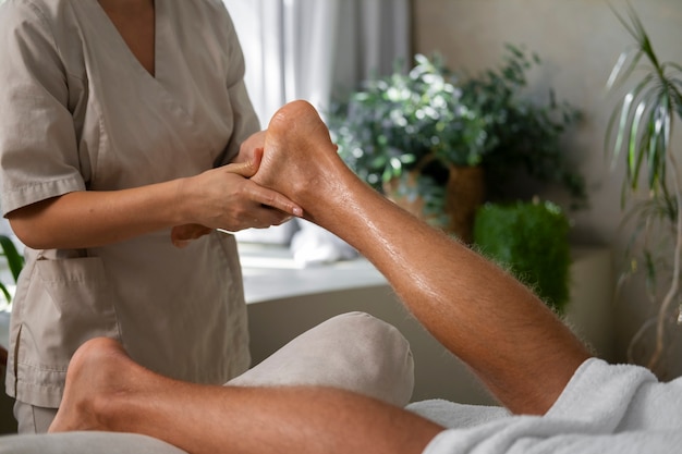 Photo side view woman working at a spa