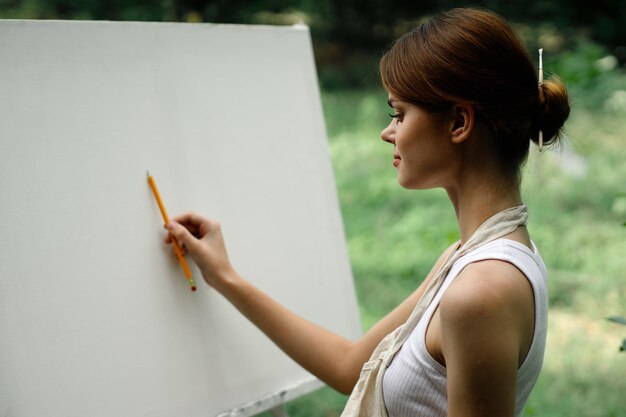 Photo side view of woman writing in book