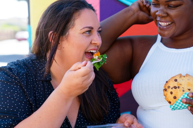 写真 おいしい食べ物を持つ側面図の女性