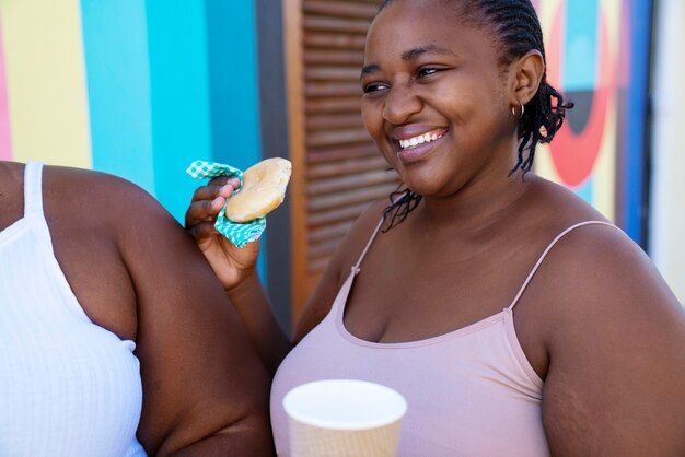 写真 おいしい食べ物を持つ側面図の女性