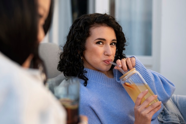 Foto donne di vista laterale con gustoso kombucha