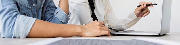 Foto donne di vista laterale che lavorano su un'innovazione di programmazione