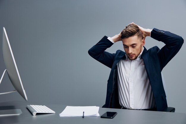 Photo side view of young businesswoman working at office