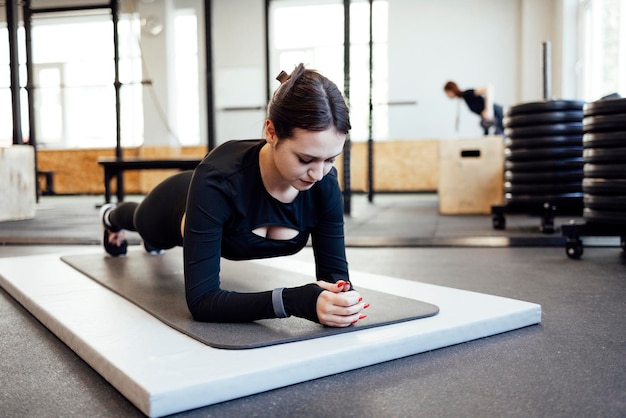 Foto vista laterale di un giovane che si esercita in palestra