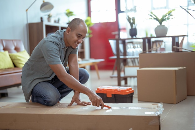 Photo side view of young man exercising in workshop