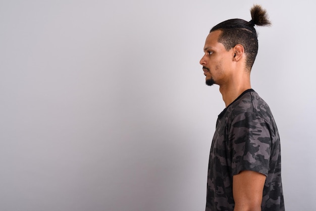 Photo side view of young man looking away against white background