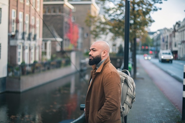 Photo side view of young man looking away in city