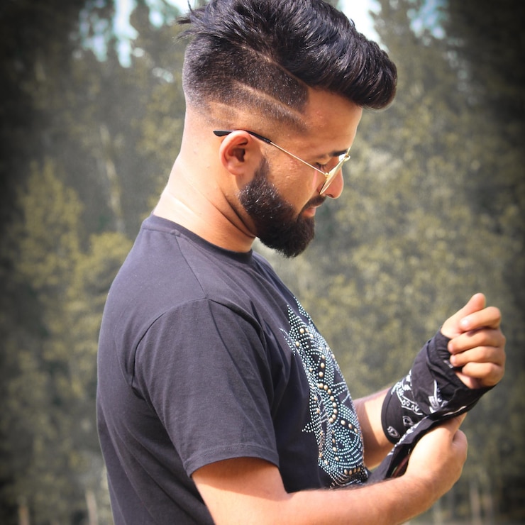 फोटो side view of young man looking away while standing outdoors