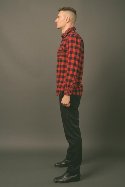 Photo side view of young man looking away over white background