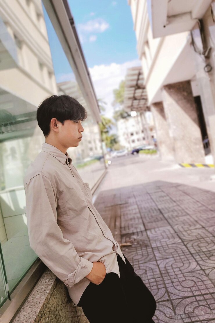 Photo 멀리 바라보는 젊은이의  ⁇ 모습