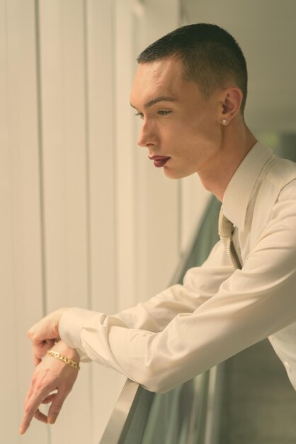 Photo side view of young man looking away