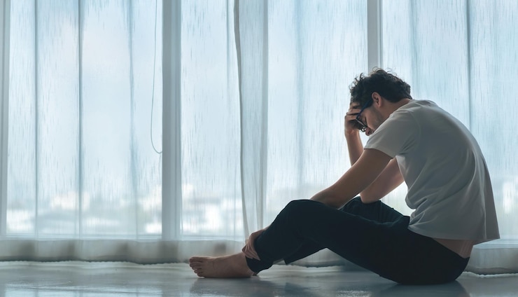 Photo 창문 을 통해 바라보는 젊은 남자 의 면
