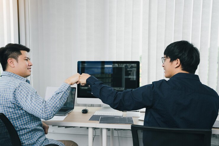 Photo 테이블 에 앉아 있는 젊은 남자 의 면