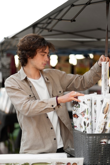 Photo side view young man at usa flea market