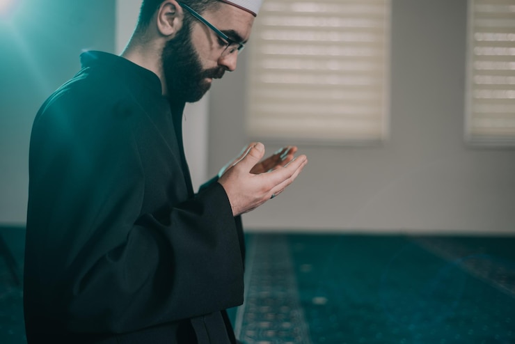 Photo side view of young man using mobile phone