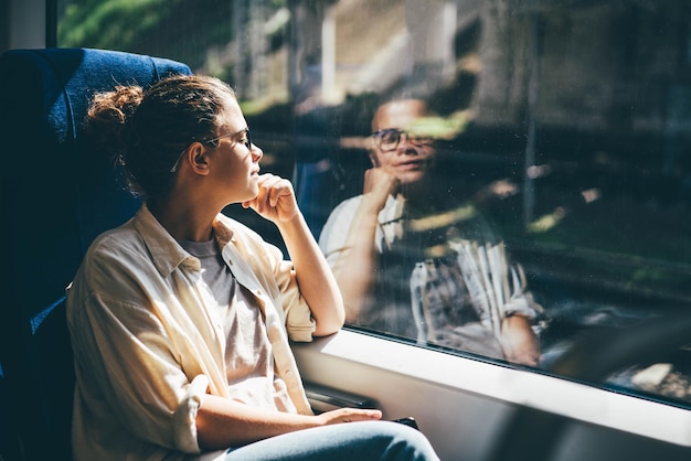 Photo side view of young man using mobile phone