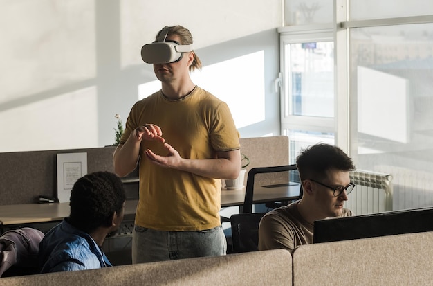 Photo side view of young man using phone while sitting at office