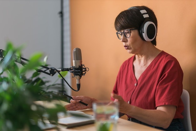 유리잔 을 마시는 젊은 여자 의 면