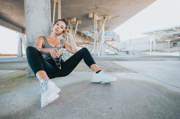 Foto vista laterale di una giovane donna che si esercita in palestra