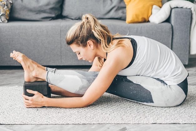 自宅で運動している若い女性のサイドビュー