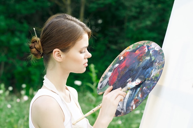 Photo side view of young woman holding umbrella