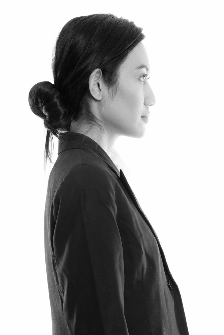 Photo ⁇  배경 에 비추어 눈 을 돌리는 젊은 여자 의  ⁇  면