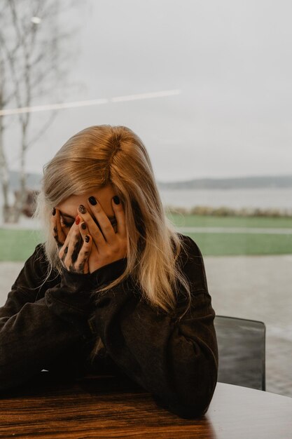 Foto vista laterale di una giovane donna che guarda via depressione salute mentale