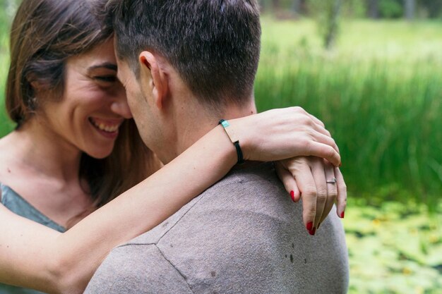 Foto vista laterale di una giovane donna che guarda il parco