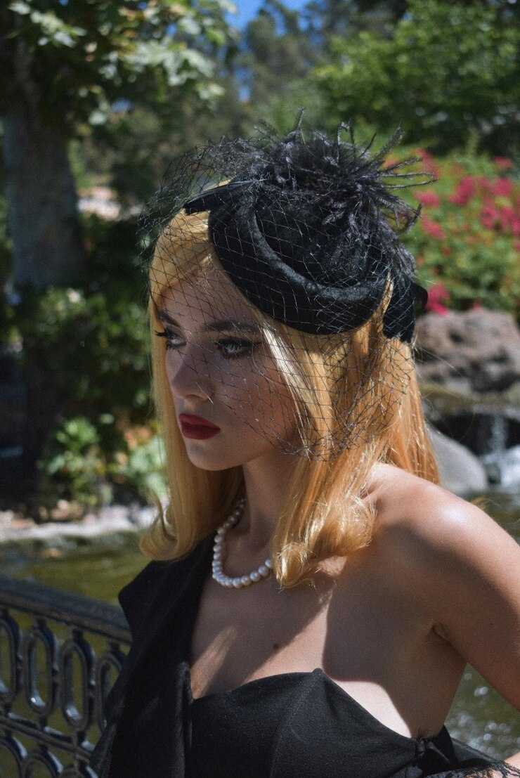 Photo side view of young woman looking away