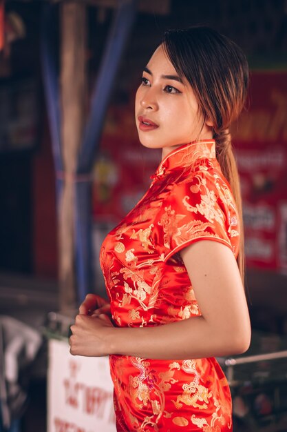 Photo side view of young woman looking away