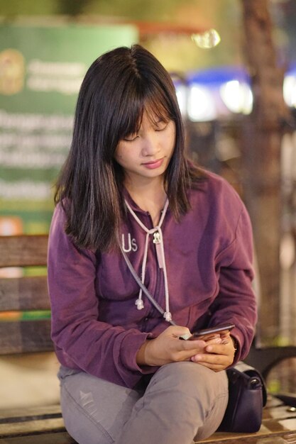 Photo side view of young woman looking away