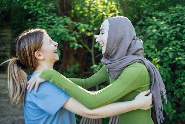 Foto vista laterale di una giovane donna che guarda altrove