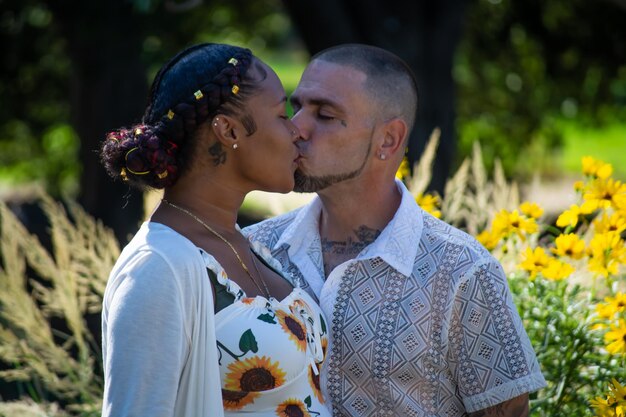 Photo side view of young woman and man kissing