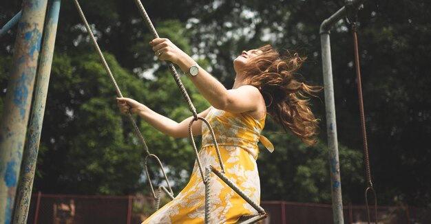 Foto vista laterale di una giovane donna che gioca