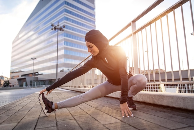 Photo side view of young woman on railing against sky