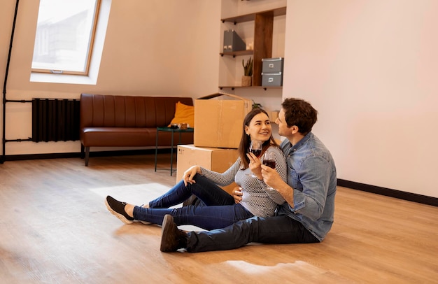 Photo side view of young woman sitting on bed at home