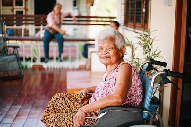 Photo side view of young woman sitting on chair