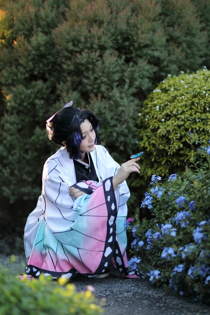 Photo side view of young woman sitting on field