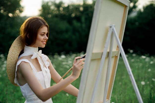 Photo side view of young woman sitting on field